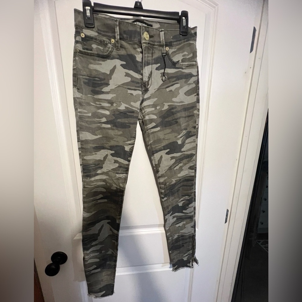 Express Stretch Camouflage Ankle Legging Mid Rise with zippers at the ankles 2 L